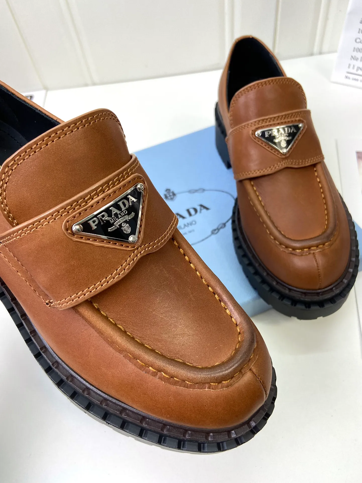 👟👟Ex-factory price 520👟👟 🔥🔥✨Prada* 2024WA new autumn and winter thick-soled loafers👟 These leather loafers use thick soles, craftsmanship details and contemporary elements add vitality, interpreting classics in a new fashion language. Enamel-coated triangular metal logo with a height of 55 mm makes its debut 🌟 Recommended by major bloggers on Xiaohongshu, developed 1-1 to highlight classic charm. Cowhide lining TPU outsole ➕ genuine leather edge bar Code number: 35 to 41 (40-41 customized, non-refundable)